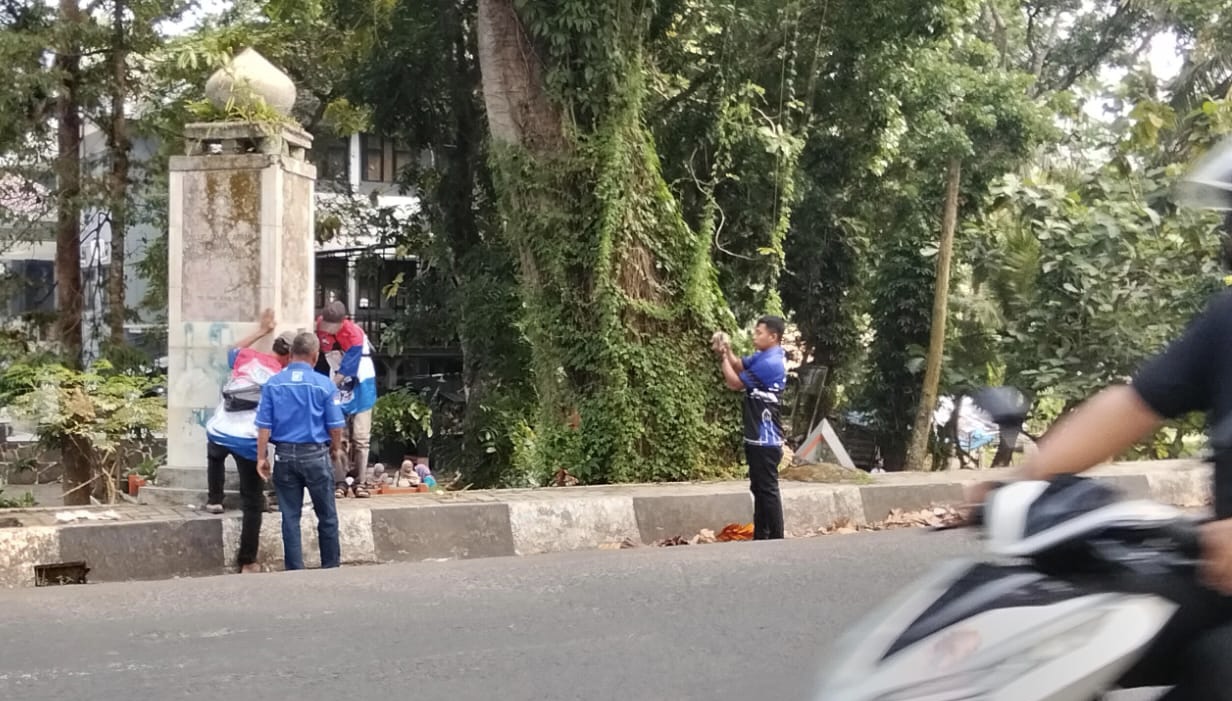 BERSIHKAN TEMBOK. Kader Partai Demokrat Pandeglang, sedang melakukan aksi bersih-bersih dan melakukan pengecatan ulang tembok area Komplek Perkantoran Cikupa, Kecamatan Pandeglang, Kabupaten Pandeglang yang telah dicoret-coret oleh oknum tidak bertanggung jawab, Rabu (14/10). (NIPAL SUTIANA/TANGSEL POS)