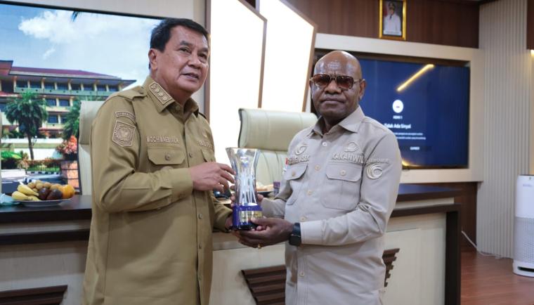 Bupati Tangerang Moch. Maesyal Rasyid saat menerima Kepala Kantor Wilayah Kementerian Hak Asasi Manusia (HAM) Banten, Dr. Menase Kadepa. Foto : Humas Kab. Tangerang