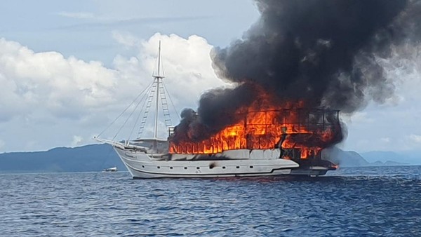 Kapal Pesiar The Oceanic di Raja Ampat terbakar. Dok. Ist