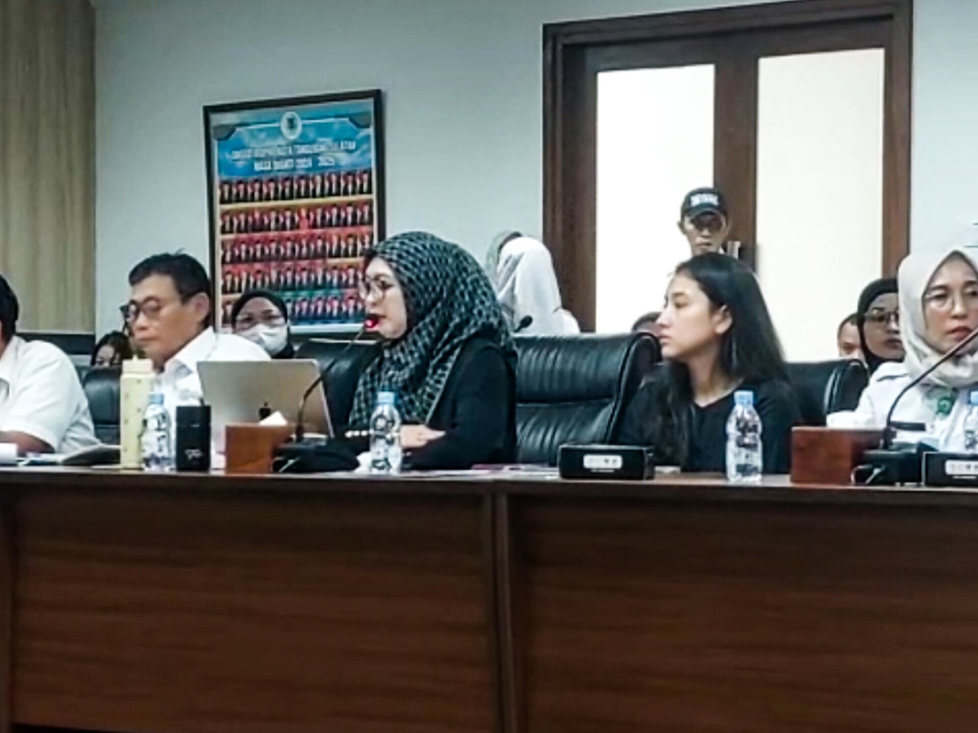 Warga mencurahkan keluhannya dalam agenda Rapat Dengar Pendapat (RDP) di Kantor DPRD Tangsel, Rabu (14/10). (tangselpos/rachman)