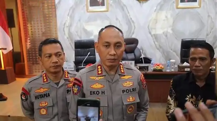Direktur Polairud Polda Banten Kombes Pol Eko Hartanto (tengah) saat konferensi pers. Foto : Ost
