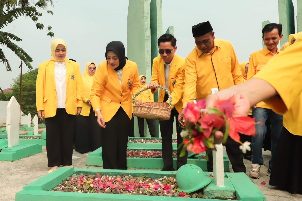 Adde Rosi bersama sejumlah kader saat ziarah ke Taman Makam Pahlawan (TMP) Sirna Rana, Rangkasbitung, dalam rangka peringatan HUT ke-62 Partai Golkar, Selasa (20/10/2026).(Istimewa)