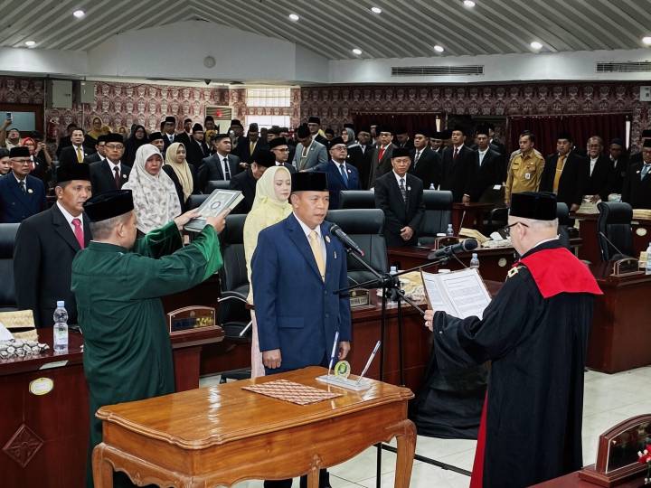 PENGUCAPAN SUMPAH. Ketua Dewan Perwakilan Rakyat Daerah (DPRD) Kota Tangerang, Saiful Milah, melakukan pengucapan sumpah di Ruang Rapat DPRD Kota Tangerang, Kota Tangerang, Senin (12/10).