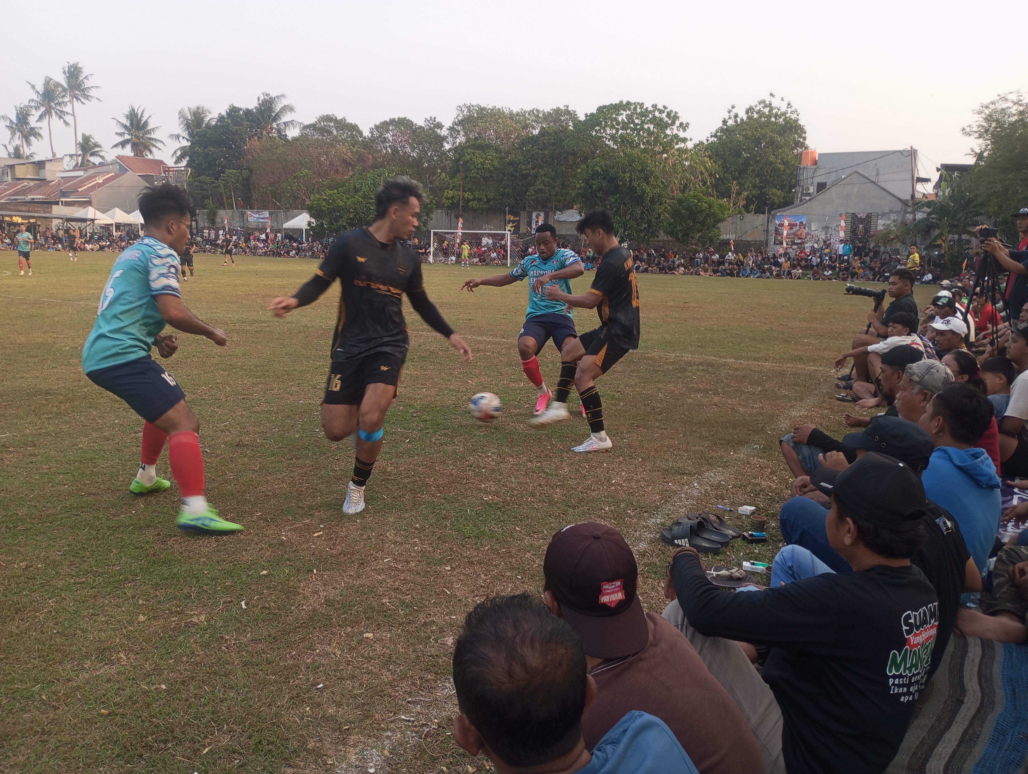 Pemain asing West Junior, Ibrahim Haji dan pemain Khana Sparta memperebutkan bola pada laga Kamis (15/10/2026) sore.