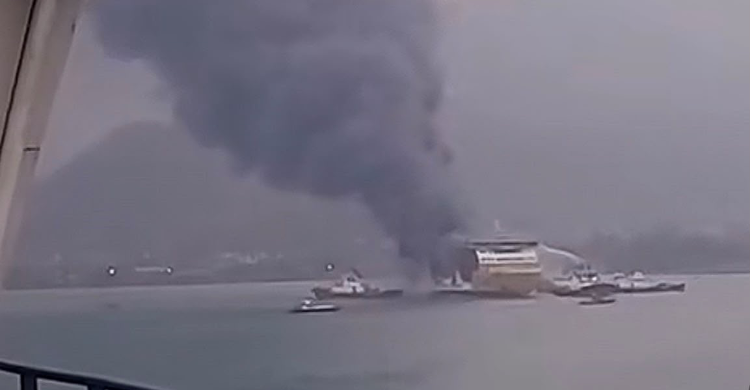 KMP Batu Mandi terbakar di alur masuk Pelabuhan Merak, Banten, Selasa (20/10/2026) sore. Foto : Ist