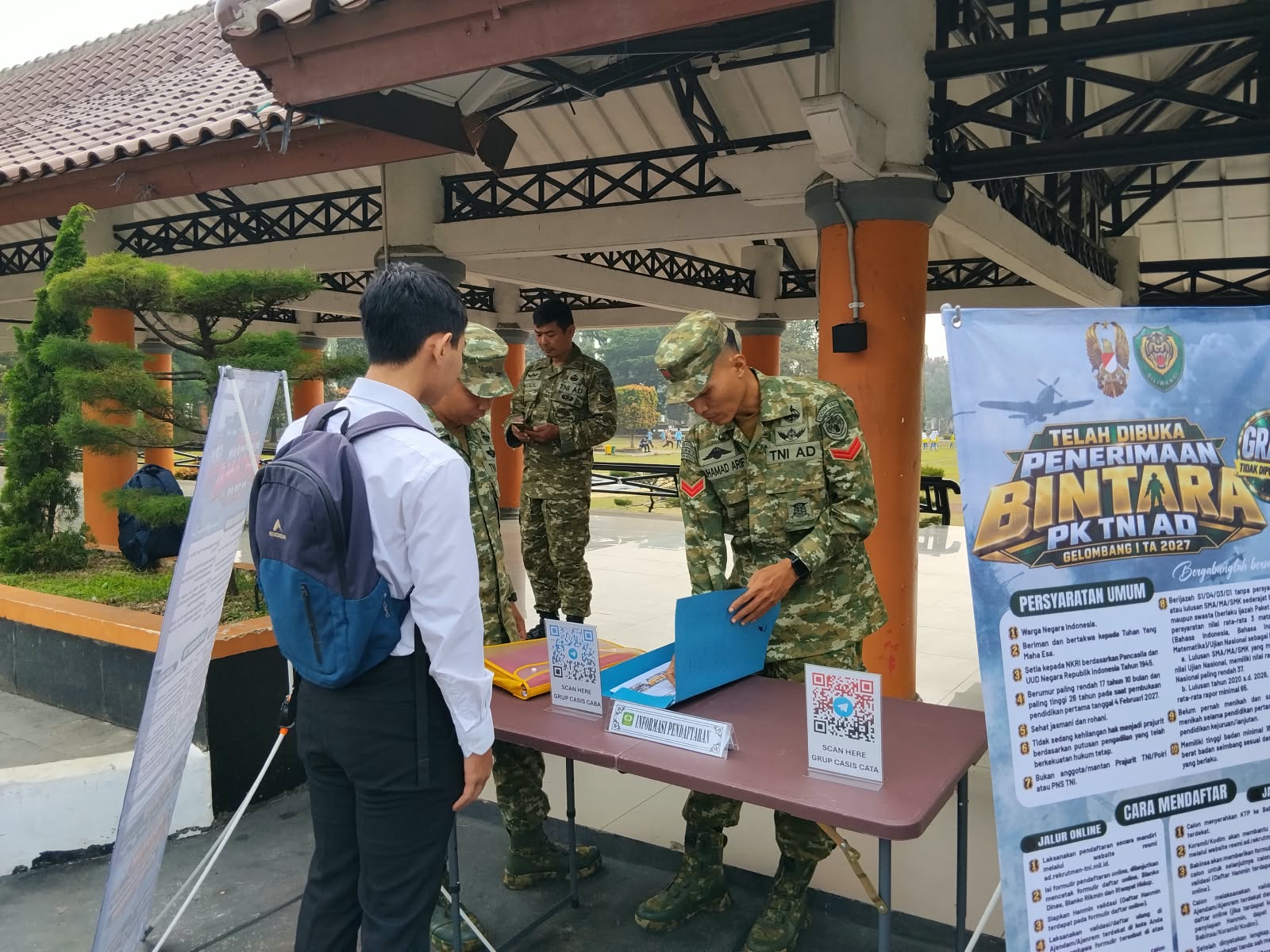Kodim 0601/Pandeglang terus menggencarkan sosialisasi penerimaan prajurit TNI AD, khususnya rekrutmen Bintara Prajurit Karier (PK) dan Tamtama Gelombang I Tahun Anggaran 2027, di Alun-alun Pandeglang, Kamis (29/10/2026).(Istimewa)