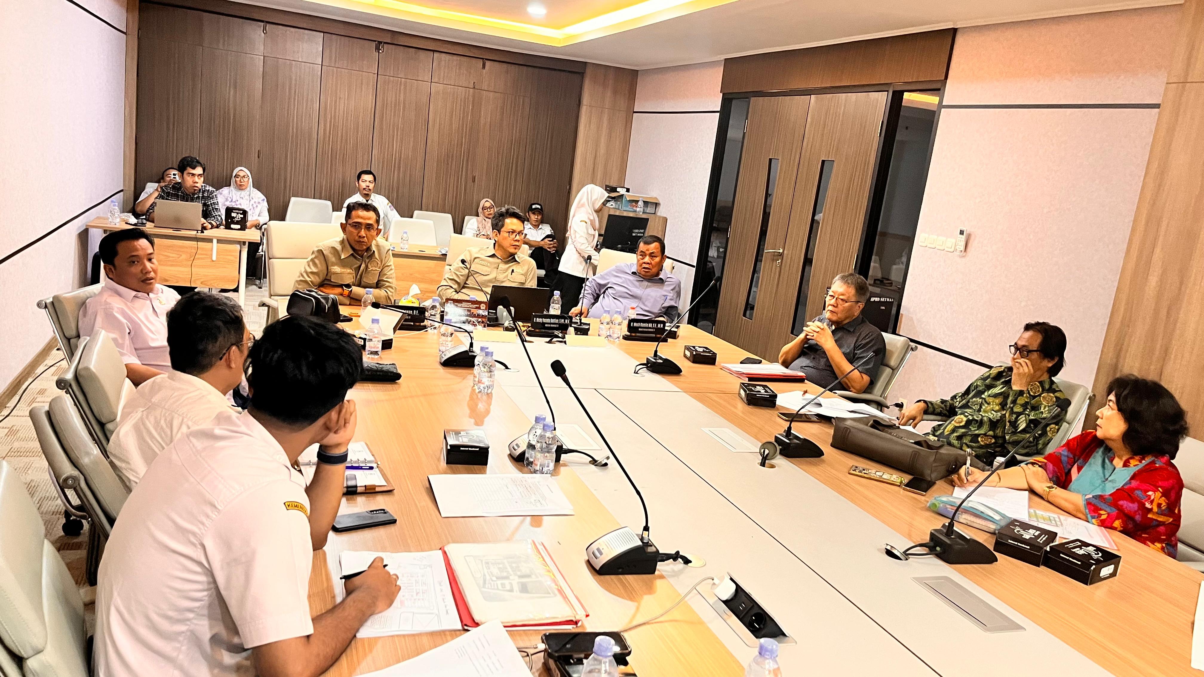 RDP - Komisi II DPRD Kota Tangsel gelar RDP dengan pihak Pasar Kita Pamulang terkait dengan penataan pasar.