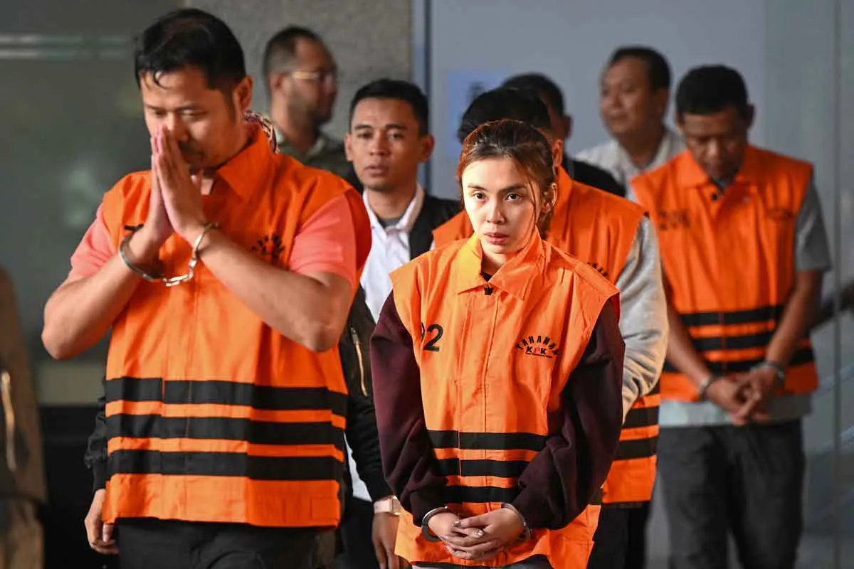 KPK mengamankan tersangka korupsi di BNPB. Foto : Ist