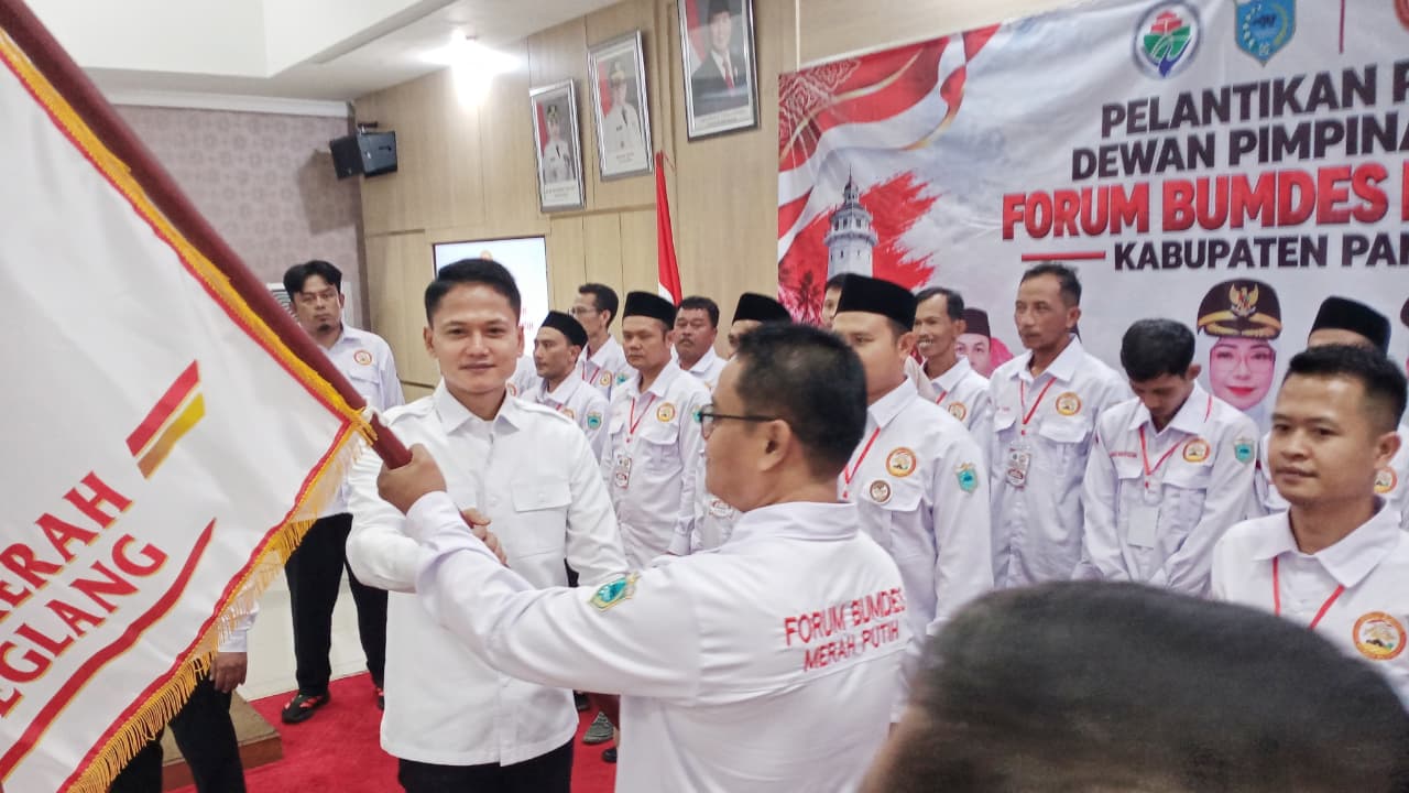 Wakil Bupati Pandeglang, Iing Andri Supriadi melantik pengurus Dewan Pimpinan Daerah Forum BUMDes Merah Putih (DPD FBMP) periode 2026-2031 yang berlangsung di Oproom Sekretariat Daerah (Setda) Pandeglang, Rabu (21/10/2026).(Istimewa)