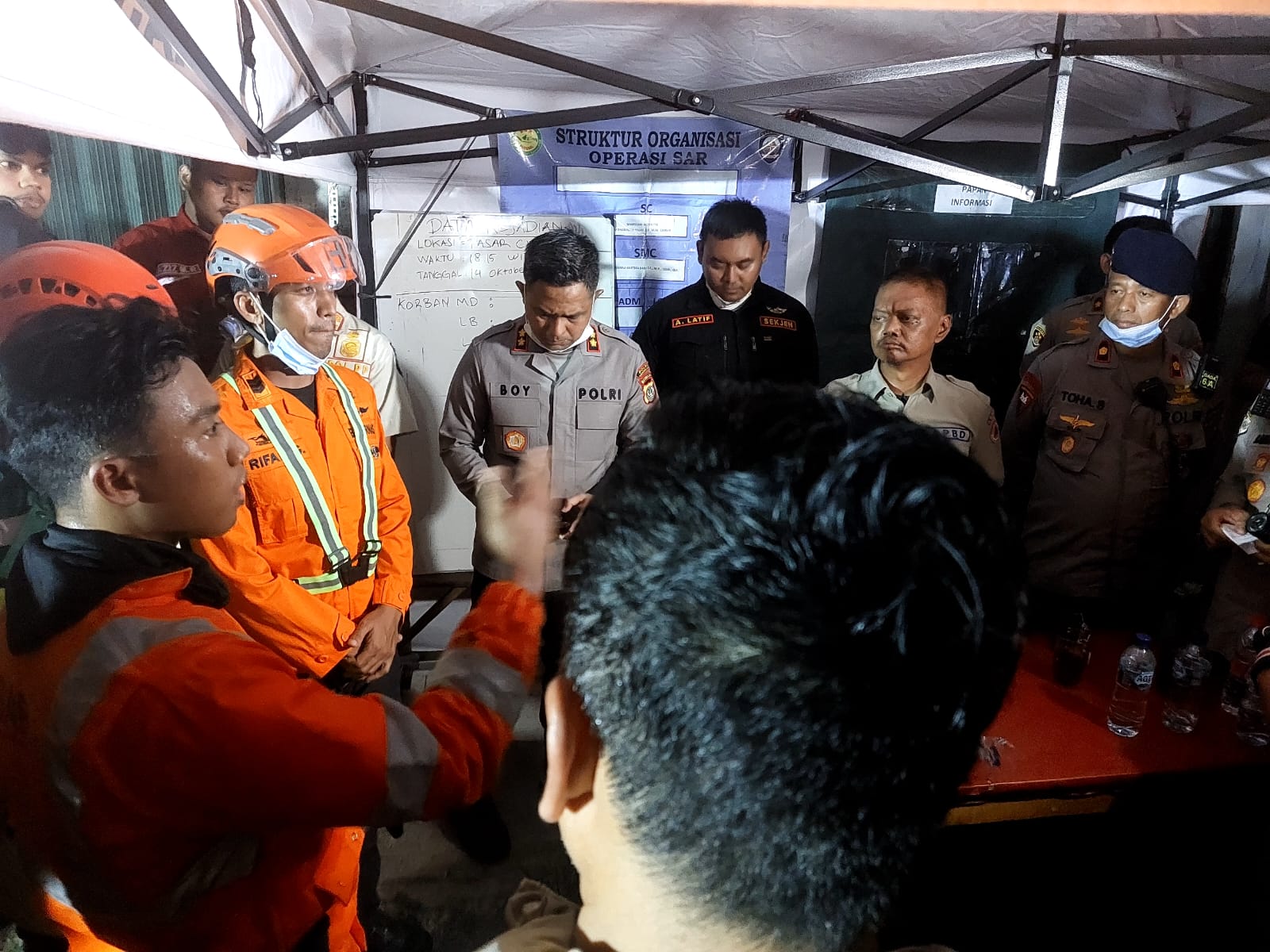 Polisi beserta petugas gabungan masih melakukan penyisiran di lokasi. (tangselpos.id/rachman)