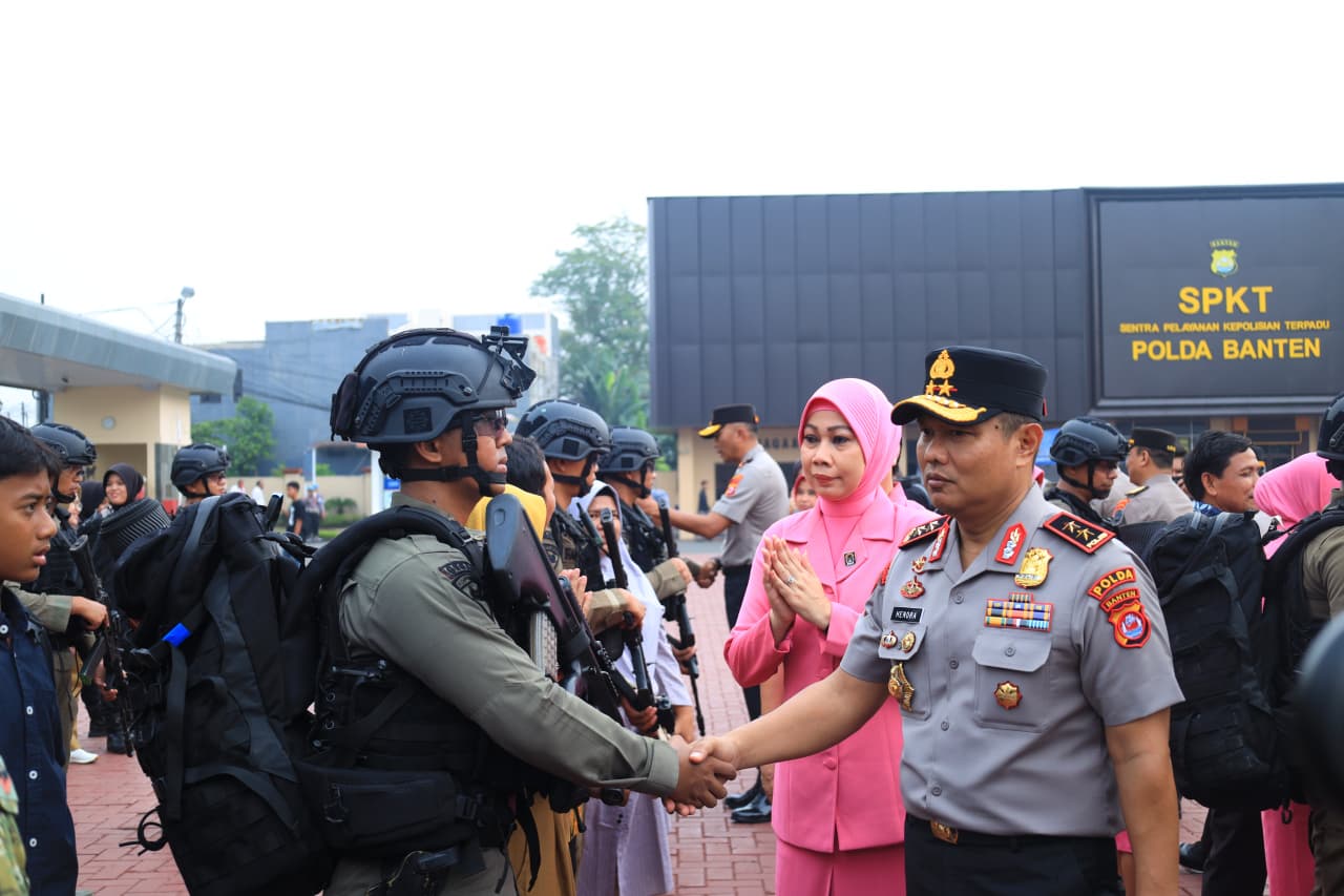 Kapolda Banten, Irjen Pol Hendra Kurniawan menyalami personel Satbrimob yang akan diberangkatkan dalam Satgas Amole II BKO Polda Papua Tahun 2026/2027, Selasa (13/10/2026).(Istimewa)