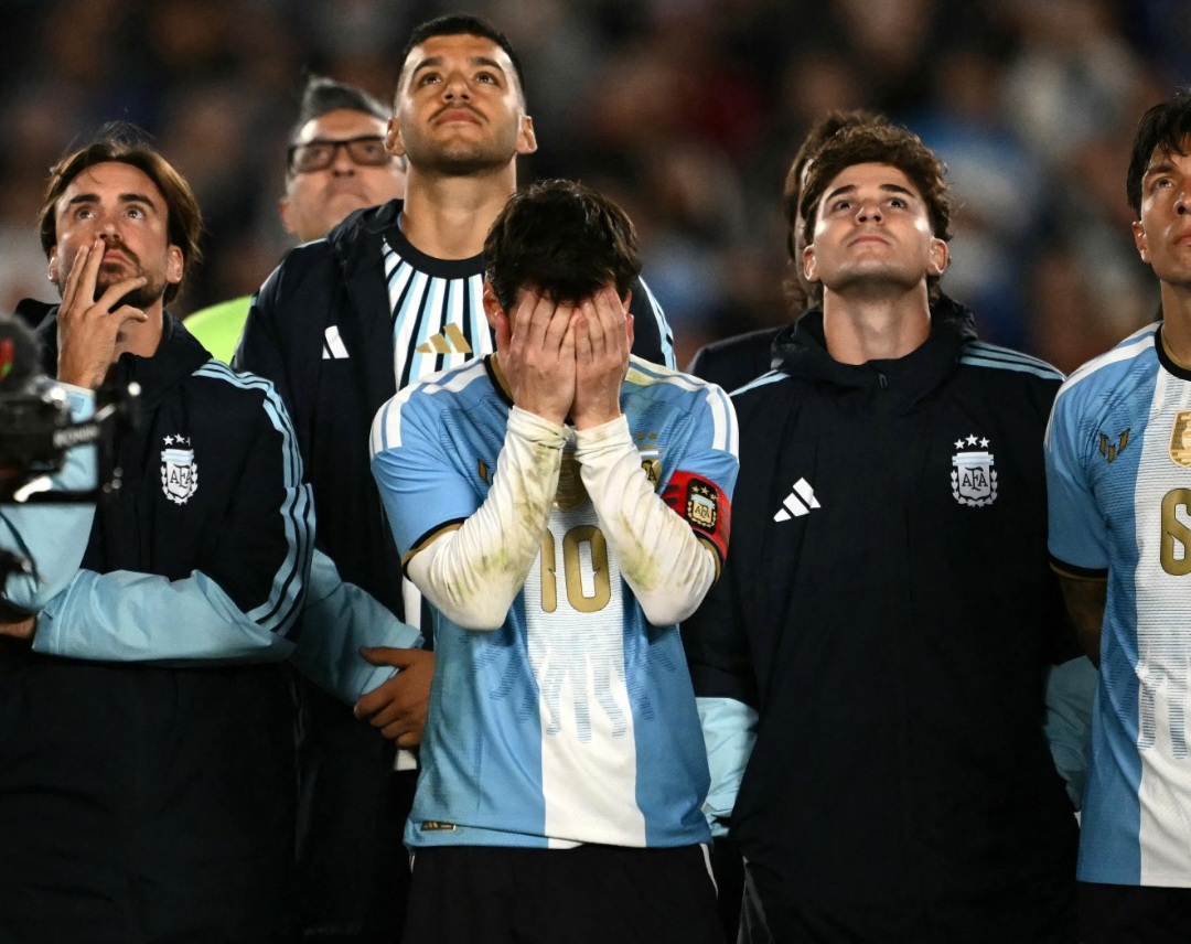 Bintang Argentina Messi menangis saat laga perpisahan. Foto : Ist