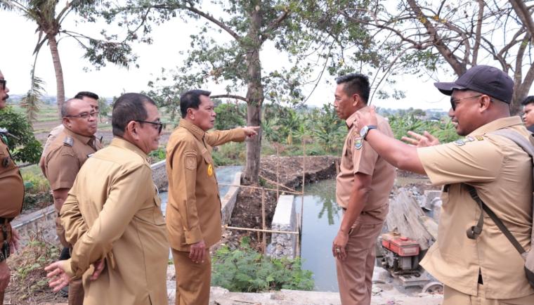 MENGECEK. Bupati Tangerang, Moch. Maesyal Rasyid, saat mengecek sejumlah titik rawan banjir di Kecamatan Pasar Kemis, Senin (19/10).