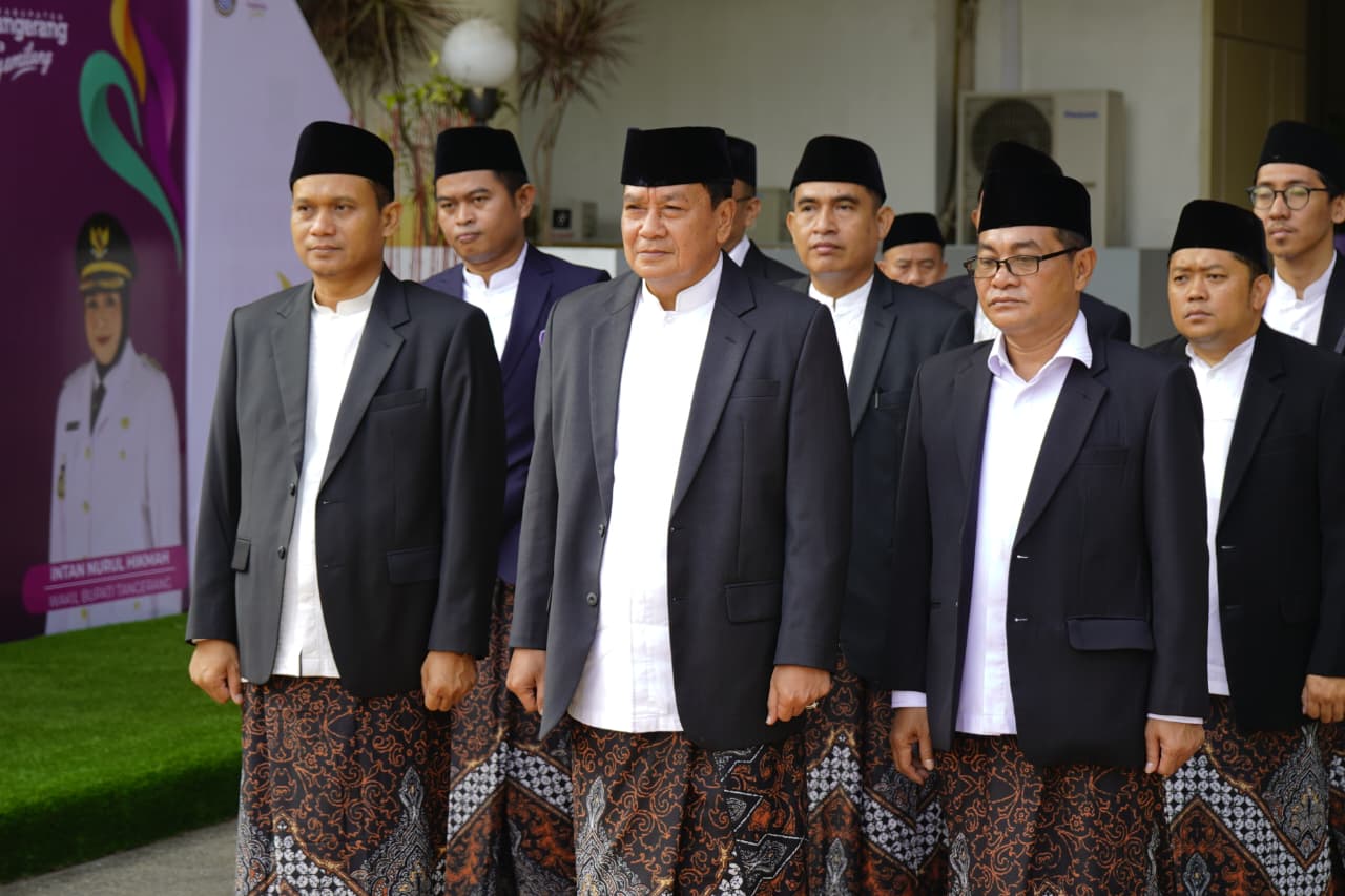 Bupati Tangerang Moch. Maesyal Rasyid (no 2 dari kiri) saat peringatan Hari Santri Nasional 2026