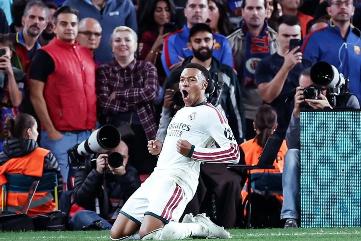 Selebrasi Mbappe usai menjebol gawang Barca. Foto ; Ist
