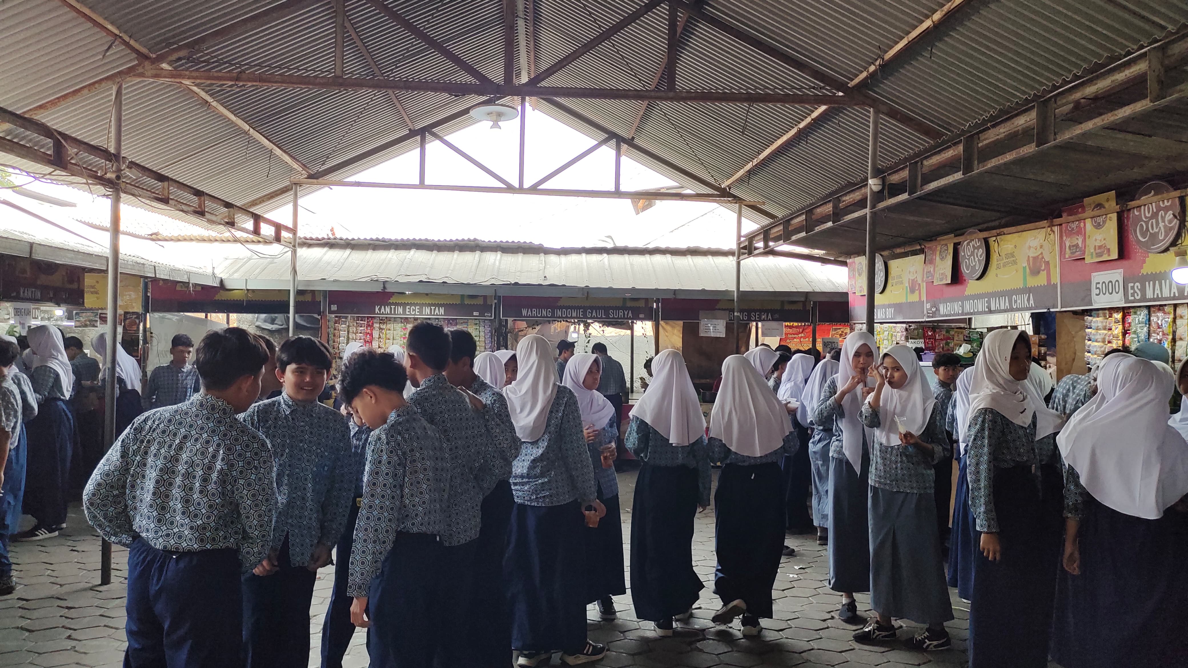 Siswa SMP-SMA Sumpah Pemuda, Joglo, Jakarta Barat sedang antri untuk makan. Foto : Shelma MG