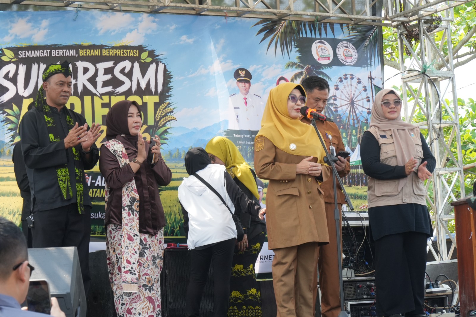 Bupati Pandeglang, Raden Dewi Setiani,saat menghadiri pembukaan acara Sukaresmi AgriFest 2026, di Alun-Alun Kecamatan Sukaresmi, Senin (5/10/2026).(Istimewa)