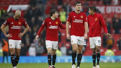 Skuad MU tertunduk lesu usai kalah 1-4 dari Como. Foto : Ist