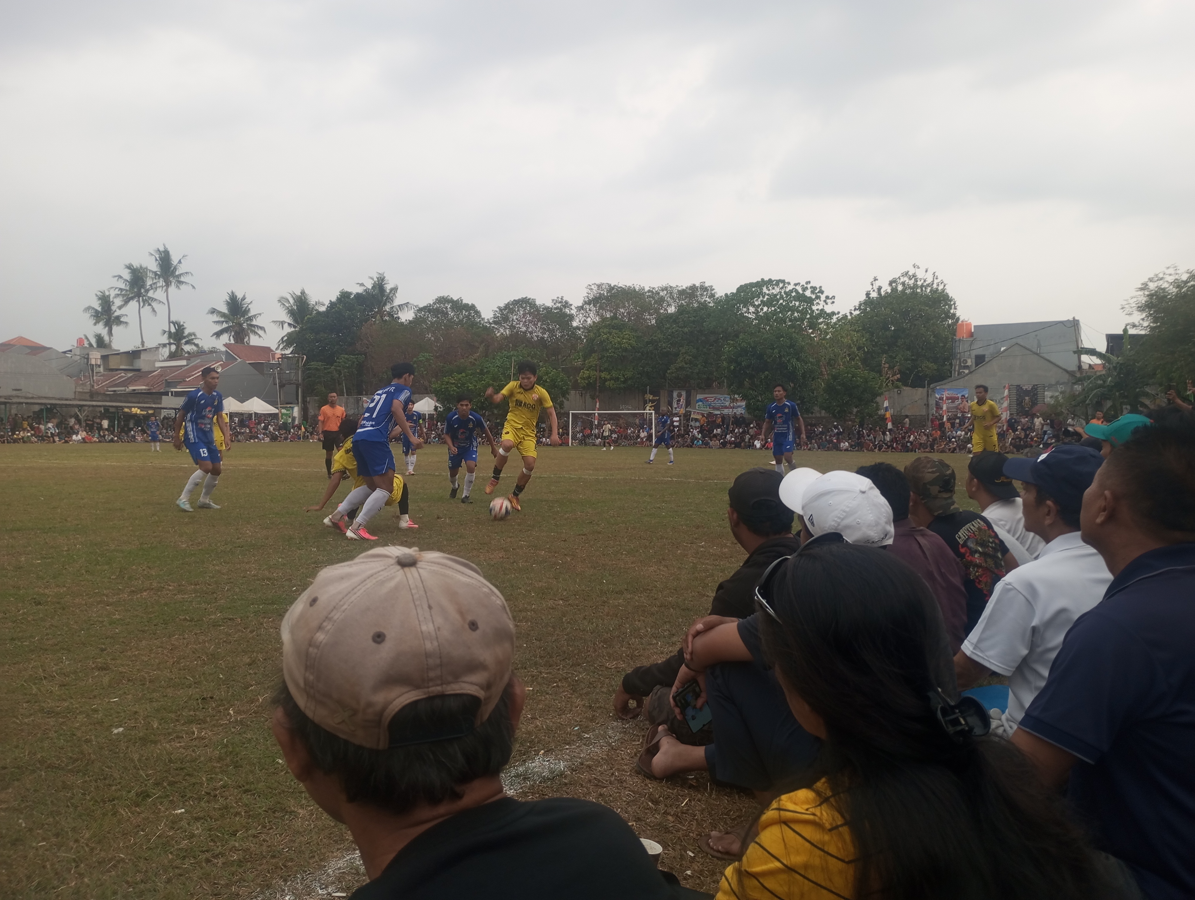 Duel HBB Boy dengan Wowo FC berkuat di lini tengah pada Senin (26/10/2026) sore.(red/tangselpos.id).