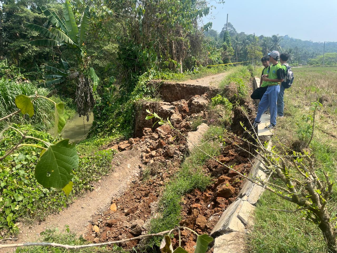 JALAN PUTUS. Kondisi akses jalan utama menuju kantor kecamatan tepatnya di Sawah Lega, Desa Geredug, Kecamatan Bojong, Kabupaten Pandeglang, yang putus sepanjang 50 meter, belum terlihat adanya tanda-tanda bakal diperbaiki, Selasa (6/10). (ISTIMEWA)
