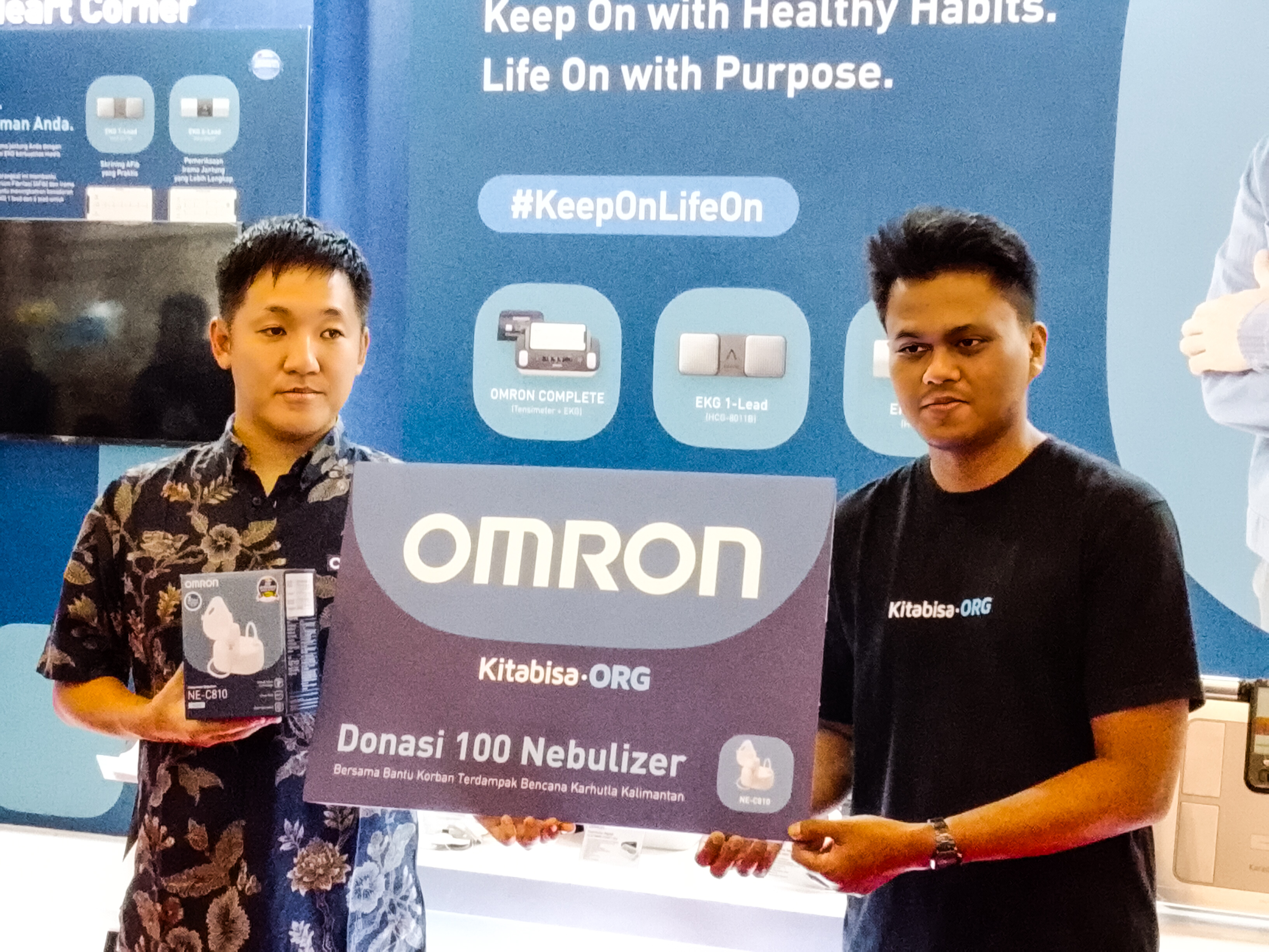 Tomoaki Watanabe (kiri) dan Andrew Deni Yonathan dalam seremoni donasi 100 nebulizer untuk fasilitas kesehatan terdampak karhutla di Kalimantan, pada Indonesia Hospital Expo 2026 di ICE BSD City, Jumat (9/10/2026). (tangselpos.id/lim)