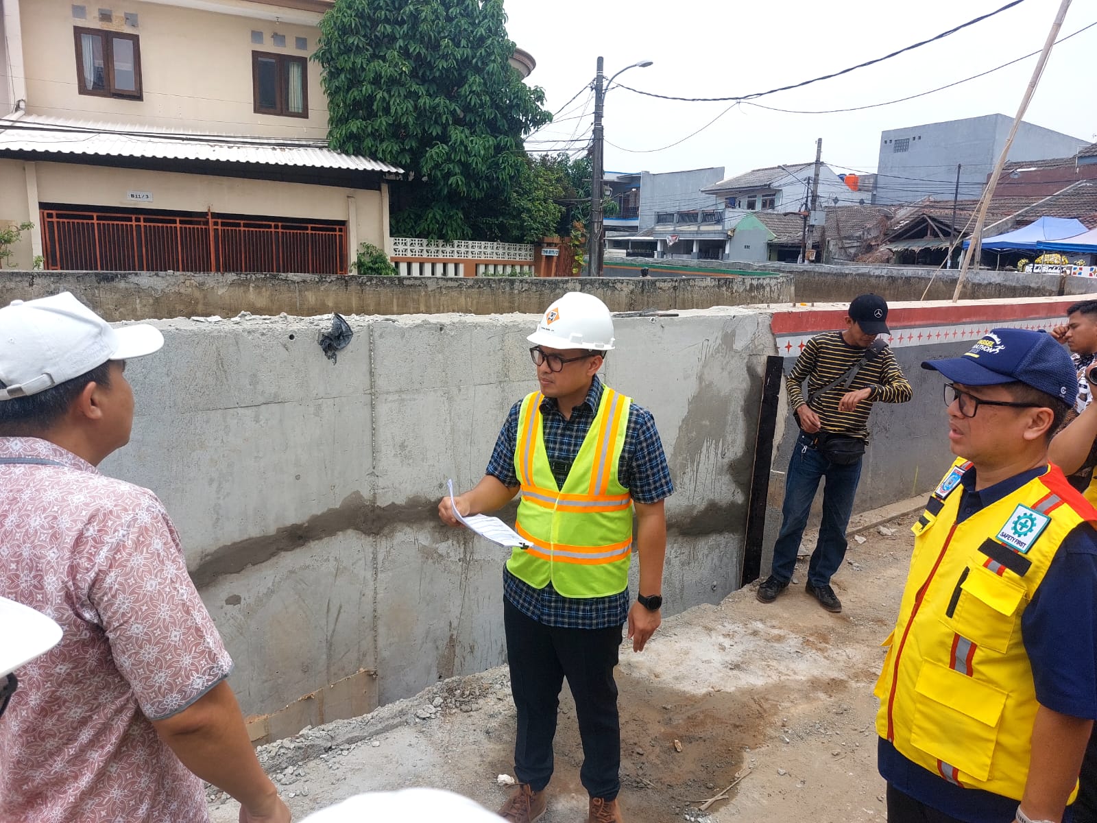 Wakil Wali Kota Tangsel, Pilar Saga Ichsan, meninjau langsung pekerjaan pembangunan turap di tiga titik wilayah Pondok Aren, Rabu (8/10). (TangselPos/rachman)