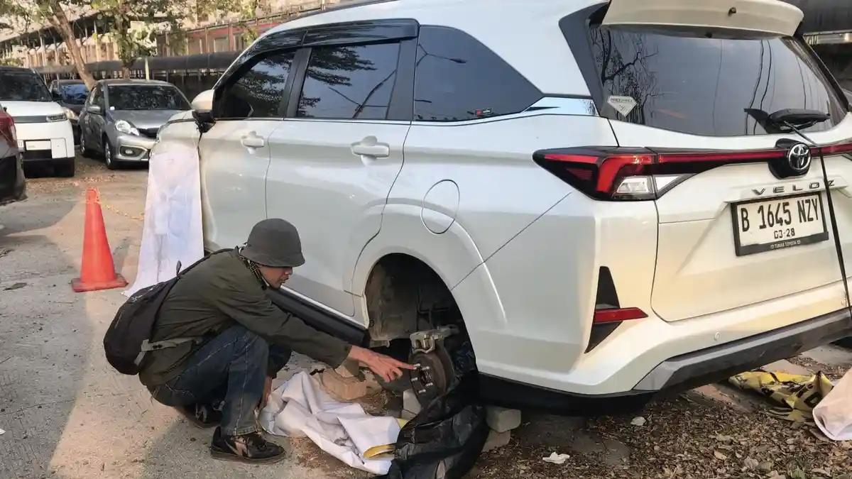 PENCURIAN - Viral kasus pencurian ban pada mobil di area parkiran Stasiun Rawa Buntu, Kecamatan Serpong.