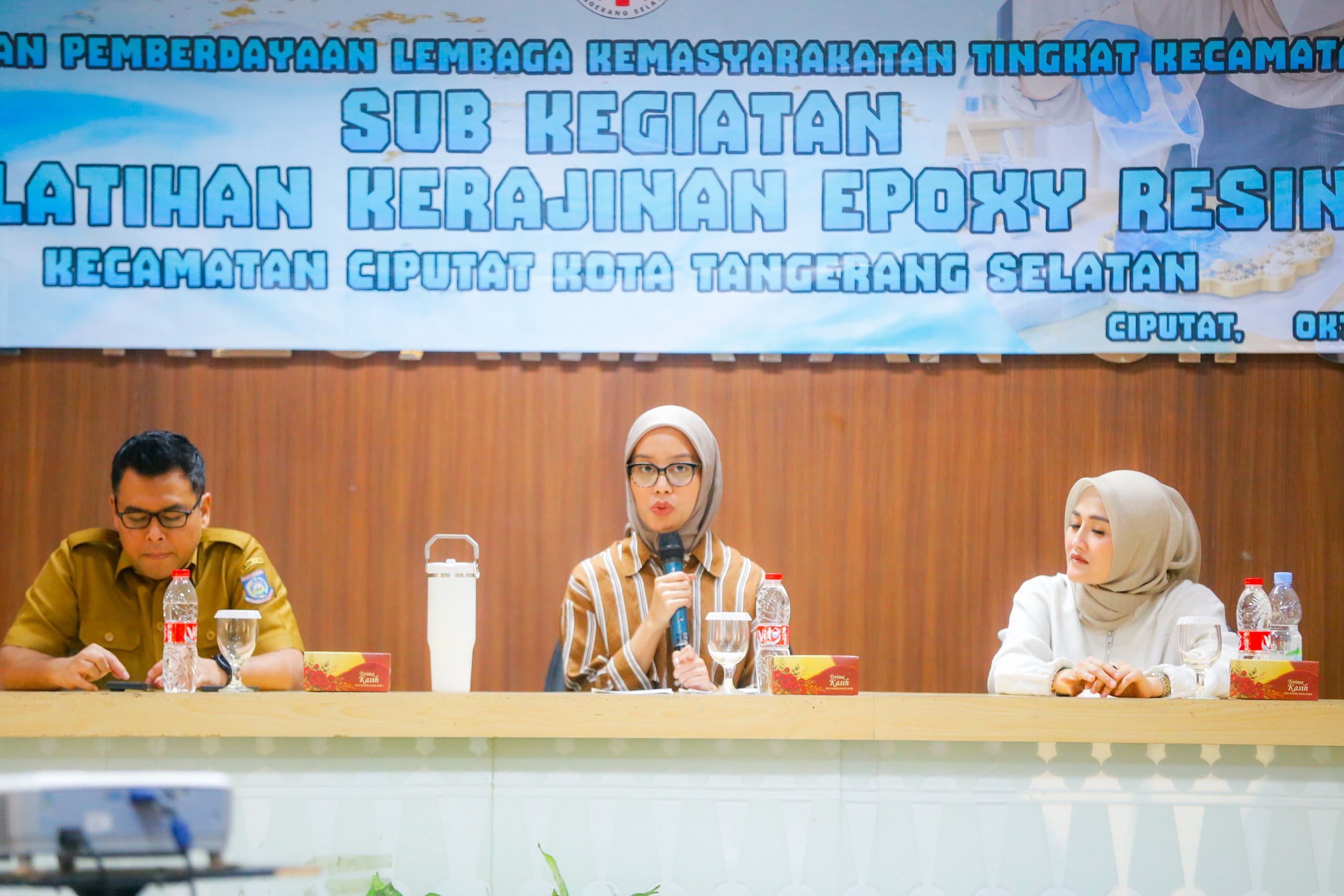 Pelatihan kerajinan epoxy resin yang digelar di Kecamatan Ciputat, Senin (12/10). (Ist)