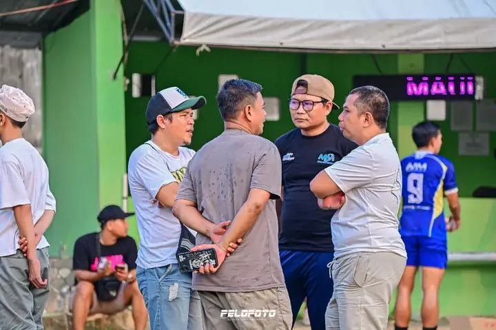 Manajer Maulana Motor FC, Maulana Maul (kanan) berdiskusi dengan Agen Oteng-oteng Manajemen, Andre Bagol (kiri) pada laga babak 32 besar lalu.(Foto: PELOFOTO).