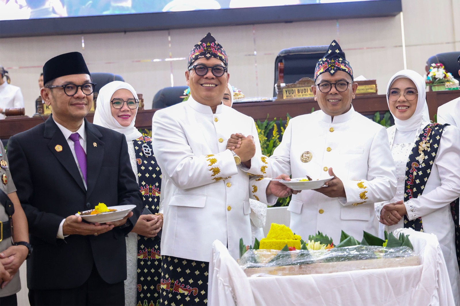 POTONG TUMPENG. Gubernur Banten, Andra Soni potong tumpeng dalam paripurna istimewa peringatan HUT ke-26 Provinsi Banten, Minggu (4/10).