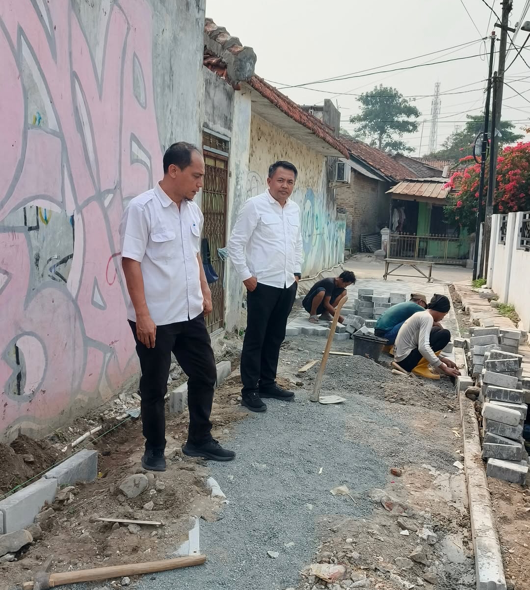 Kepala Bagian (Kabag) Administrasi Pembangunan Setda Kabupaten Lebak, Wahyu Hidayat, meninjau pembangunan jalan lingkungan, di Kecamatan Rangkasbitung.(Istimewa)