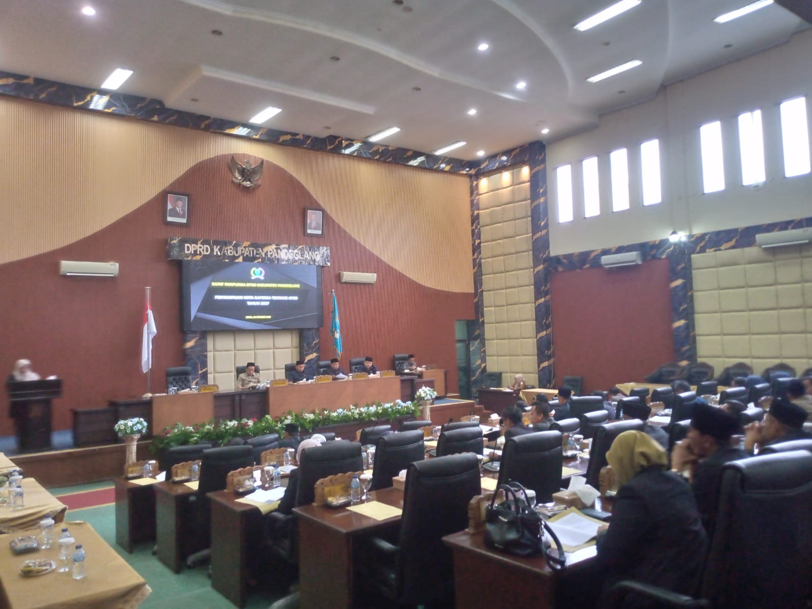 Bupati Dewi Setiani menyampaikan Pengantar Nota Keuangan Raperda APBD TA 2027 dalam rapat paripurna di DPRD Pandeglang, Senin (26/10/2026).(Ari Supriadi-tangselpos.id)