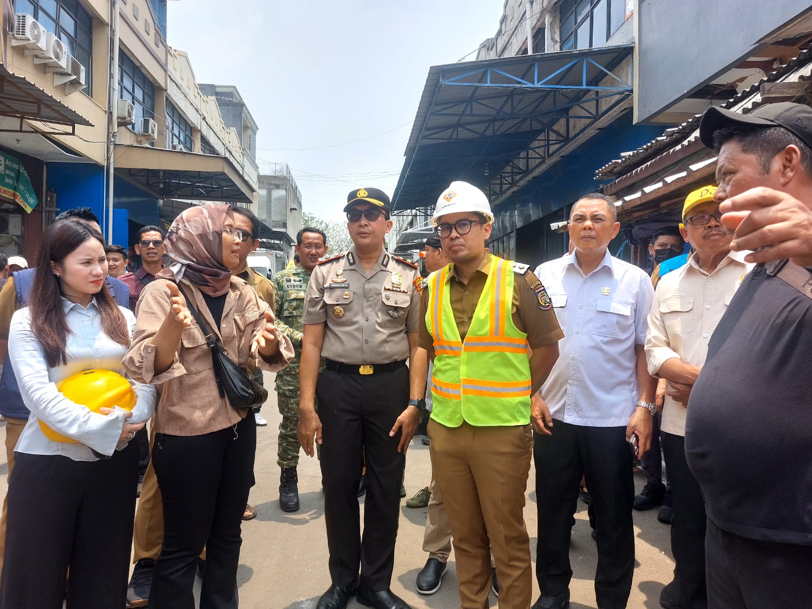 Wakil Wali Kota Tangsel, Pilar Saga Ichsan saat meninjau langsung kondisi ruko Pasar Cimanggis pasca-ledakan. Foto : Ist