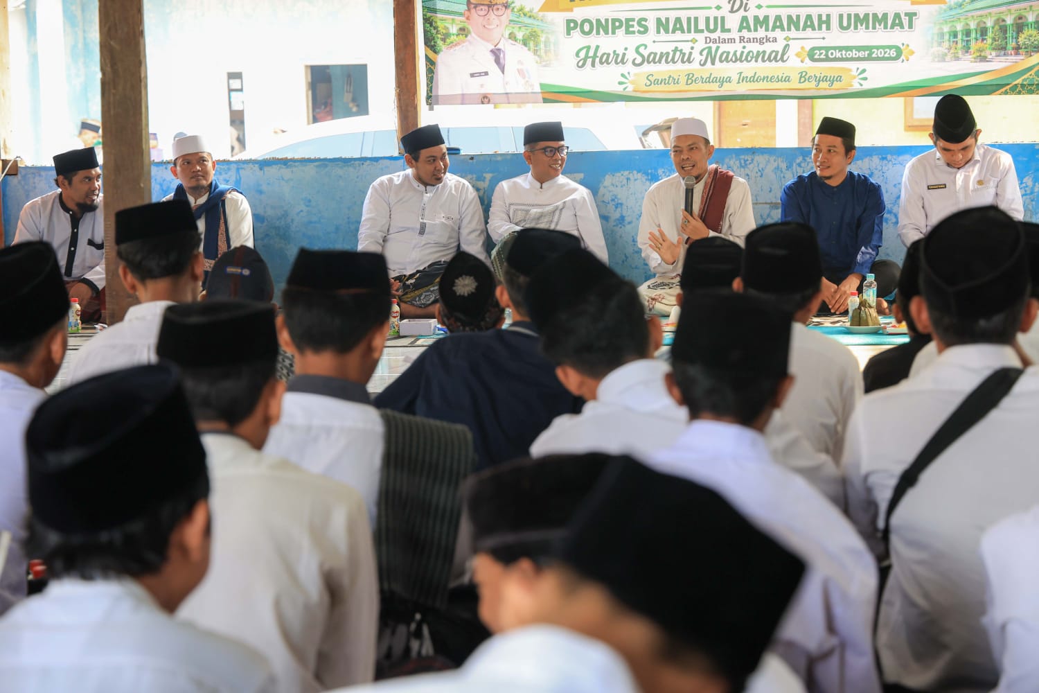 HARI SANTRI NASIONAL. Gubernur Banten Andra Soni mengunjungi Pondok Pesantren Nailul Amanah Umat dan Pondok Pesantren Al-Fathaniyah di Cipocok Jaya, Kota Serang, Kamis (22/10), dalam rangka memeriahkan peringatan Hari Santri Nasional. BIRO ADPIM PEMPROV BANTEN
