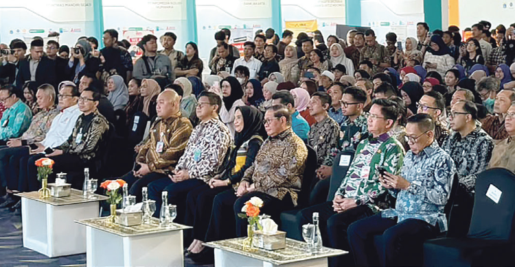 Gubernur Pramono Anung (ketiga kanan, depan)  menghadiri pembukaan Karir Jakarta dan Tenaga Kerja Mandiri (TKM).   Foto: Ist