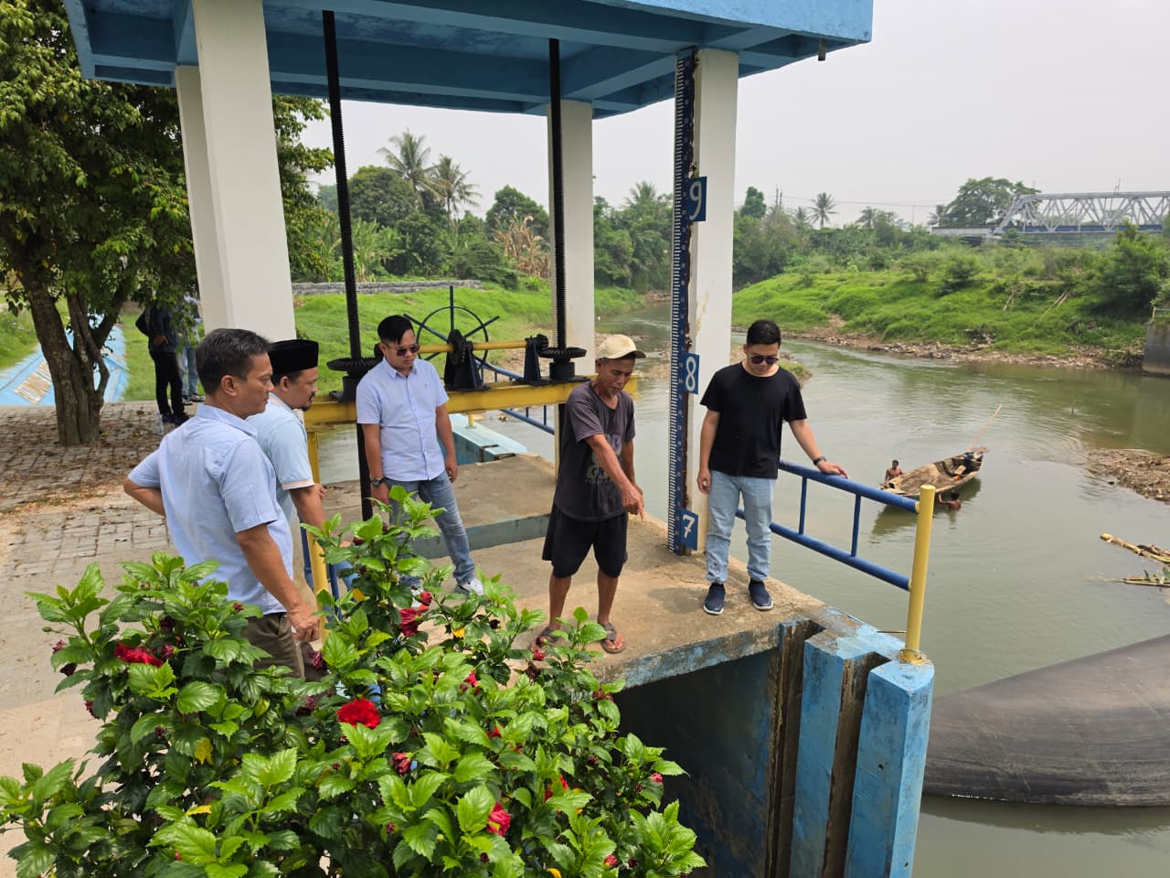 Direktur Perumdam Tirta Kalimaya, Ni’matullah, saat meninjau sumber air di Kecamatan Maja bersama Dewan Pengawas Perumdam Tirta Kalimaya, Dade Yan Apriyandi, Jumat (16/10/2026).(Istimewa)