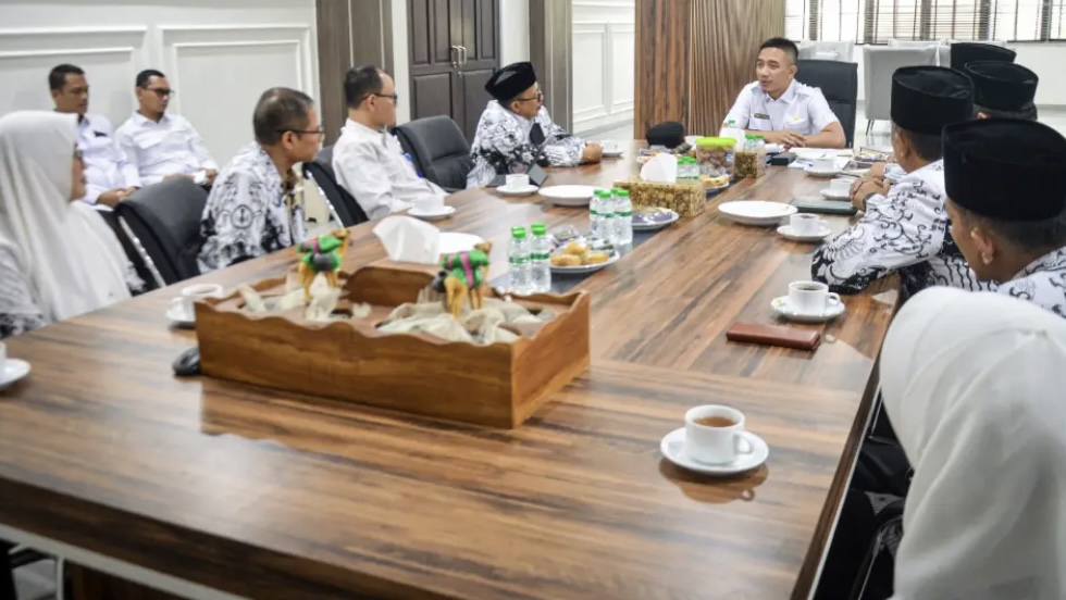DIALOG. Bupati Lebak, Moch. Hasbi Asyidiki Jayabaya, sedang berdialog dengan jajaran pengurus PGRI Kabupaten Lebak, saat beraudiensi membahas HUT PGRI dan HGN 2026, di Ruang Kerja Bupati Lebak, Rabu (7/10). (DOK. PROKOPIM SETDA LEBAK)
