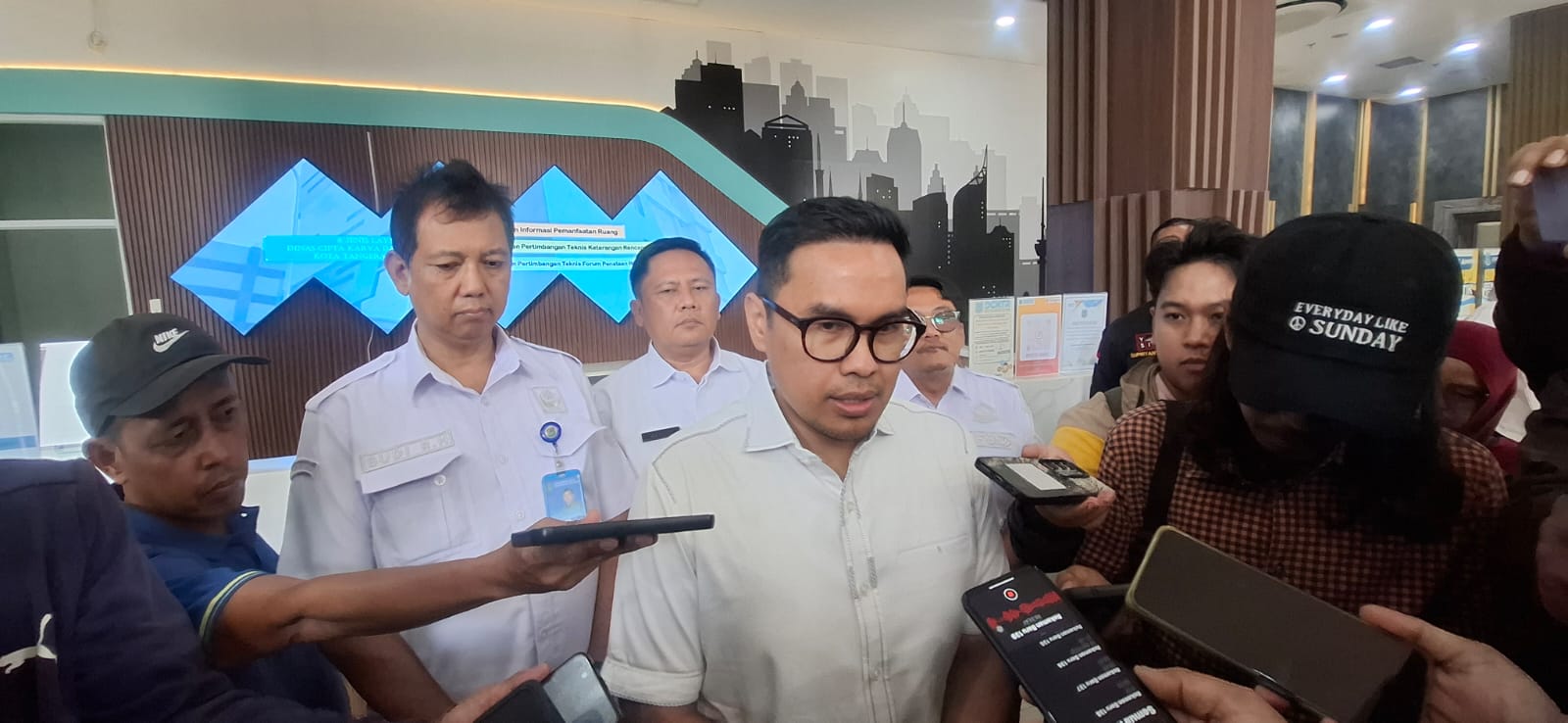 GANTI RUGI. Wakil Wali Kota Tangsel, Pilar Saga Ichsan meminta perusahaan pengelola air Serpong Lagoon membayar ganti rugi atas kerugian yang dialami warga.