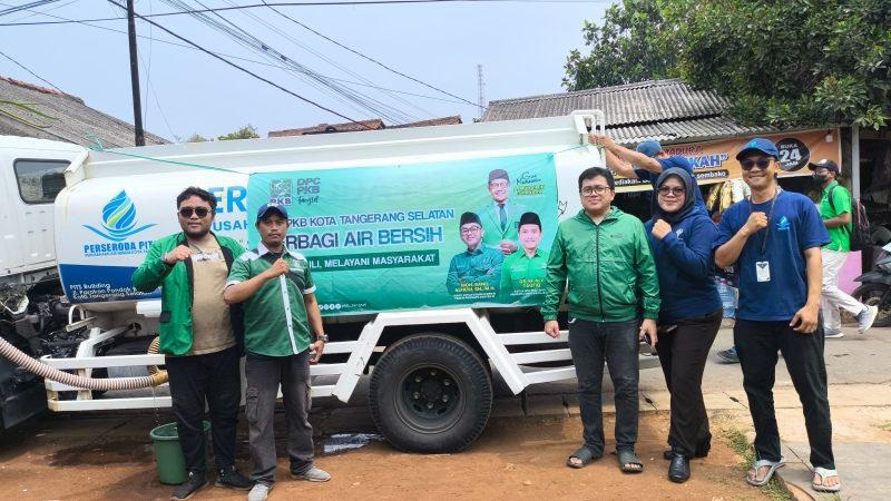 BERBAGI - DPC PKB Kota Tangsel bersama relawan Rano Alfath bagikan air bersih kepada warga Serpong