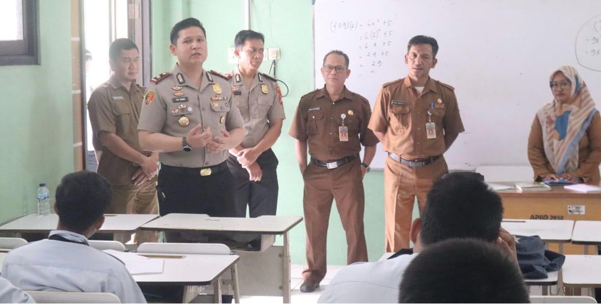 EDUKASI - Waka Polres Tangsel Wakapolres Tangsel Kompol Muchammad Tri Yandi Permana, menyambangi SMKN 1 Kota Tangsel dalam rangka Upaya mencegah kenakalan remaja