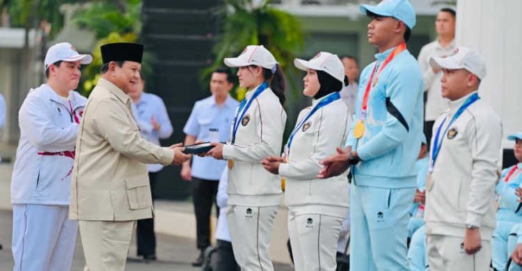 Presiden Prabowo menyerahkan bonus kepada atlet Asian Games dan Asian Para Games 2026. Foto : Ist