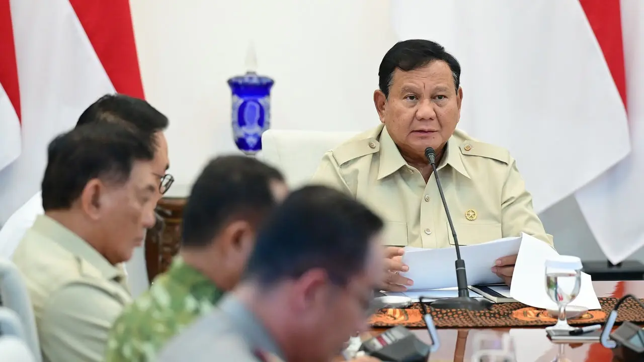 Presiden Prabowo memimpin rapat terkait penanganan kebakaran hutan dan lahan (karhutla) di Kalimantan Tengah (Kalteng) di Istana Negara pada Selasa (13/10/2026). Foto : Ist