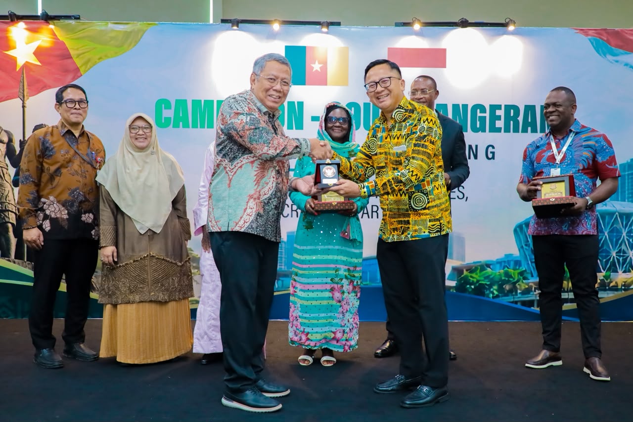 PASAR AFRIKA. Wali Kota Tangsel, Benyamin Davnie saat menandatangani kerja sama bisnis dengan negara Kamerun