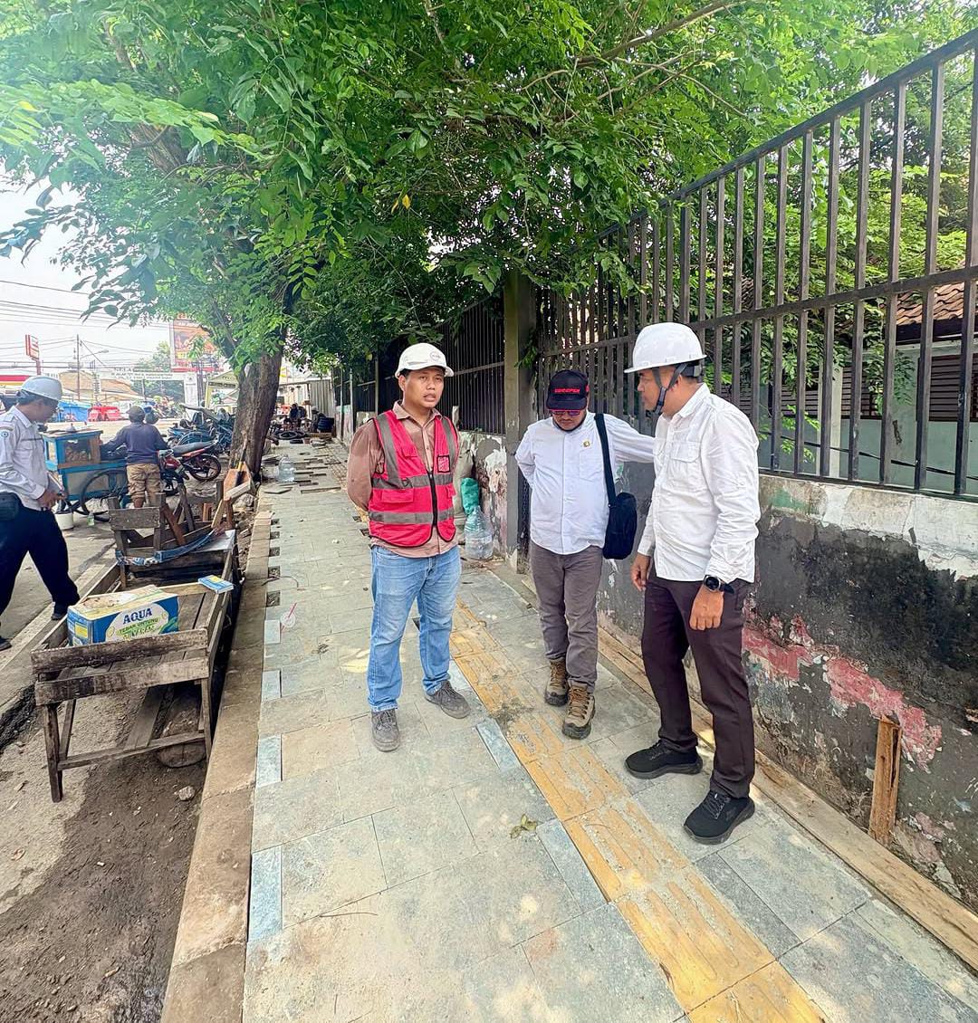 Kabag Administrasi Pembangunan Setda Kabupaten Lebak, Wahyu Hidayat, Rabu (7/10/2026) saat meninjau progres revitalisasi trotoar dan drainase di Jalan Sunan Kali Jaga.(Istimewa)