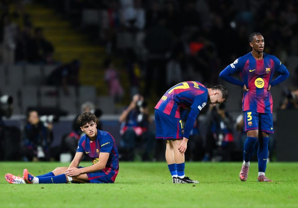 Skuad Barca tertunduk lesu usai kalah 4-2 dari PSG. Foto : Ist