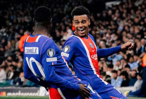 Selebraso skuad PSG usai cukur Barca 4-2. Foto : Ist