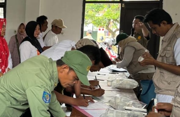 Para perangkat desa sedang mengisi daftar hadir untuk menjalani tes urine yang dilaksanakan BNN Provinsi Banten, di Aula Kecamatan Bojong, Kabupaten Pandeglang, Rabu (7/10). (ISTIMEWA)