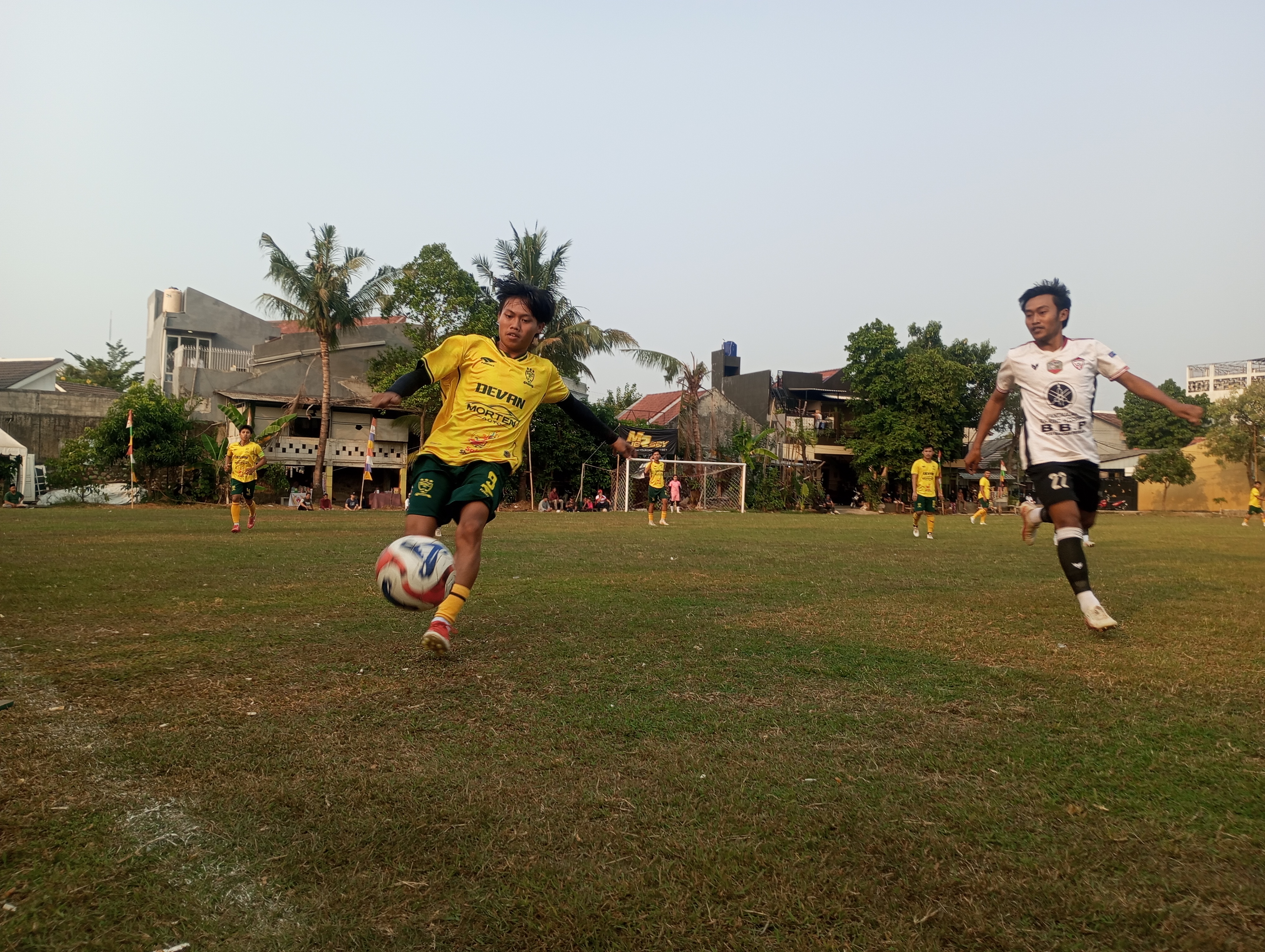 Pemain RBC Kembangan, Malik menggiring bola dikejar pemain Sonoan FC pada Selasa (13/10/2016) sore.(red/tangselpos.id).