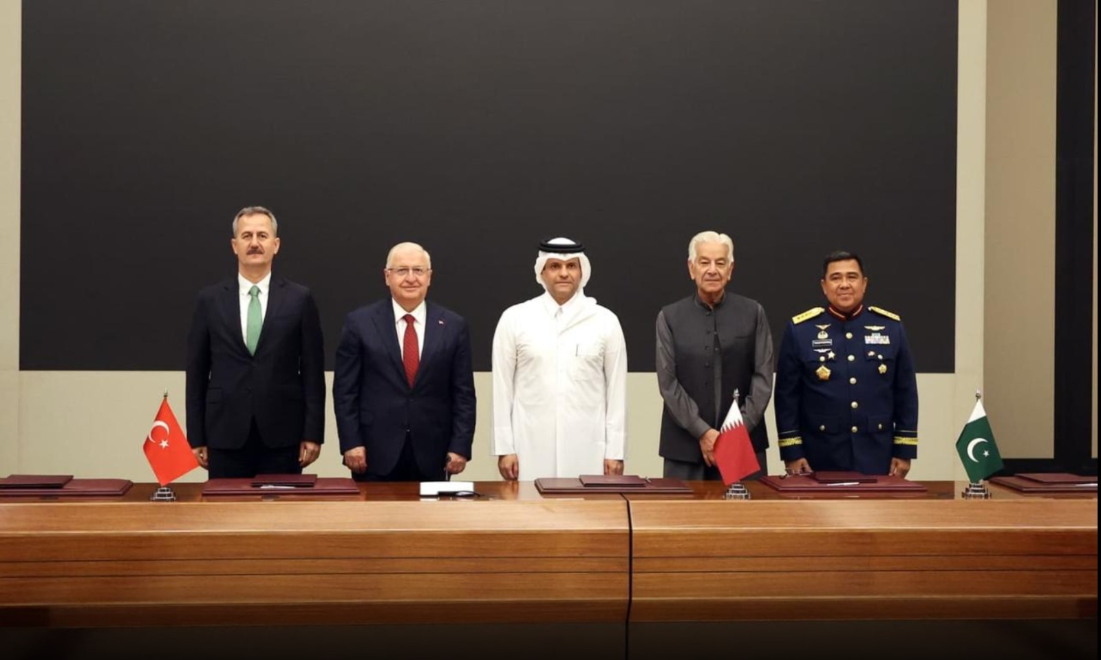 Wakil Menteri Pertahanan RI Yusuf Jauhari (paling kanan) menandatangani nota kesepahaman Badr bersama perwakilan Turki, Qatar, dan Pakistan di Doha, Qatar, pada 21 Oktober 2026. Foto : Ist