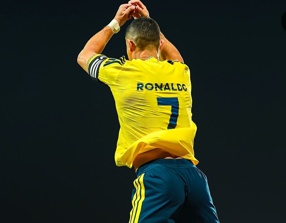 Selebrasi bomber Al Nassr Ronaldo usai membobol gawang Al-Faisaly. Foto : Ist